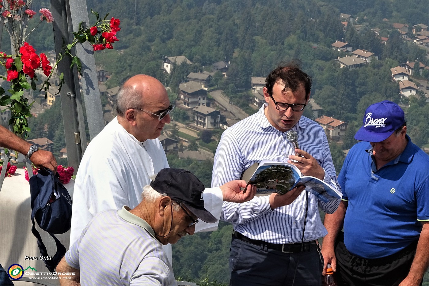 38 Messa per i Caduti in montagna, nella foto Don Valerio e Mattia Carrara.JPG